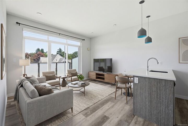 Property Photo:  1515 Redfern St #303  BC V8R 4X3 