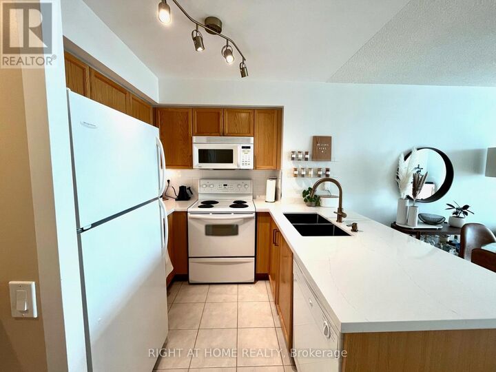 Property Photo: 28 Harrison Garden Boulevard 1007 ON M2N 7B5