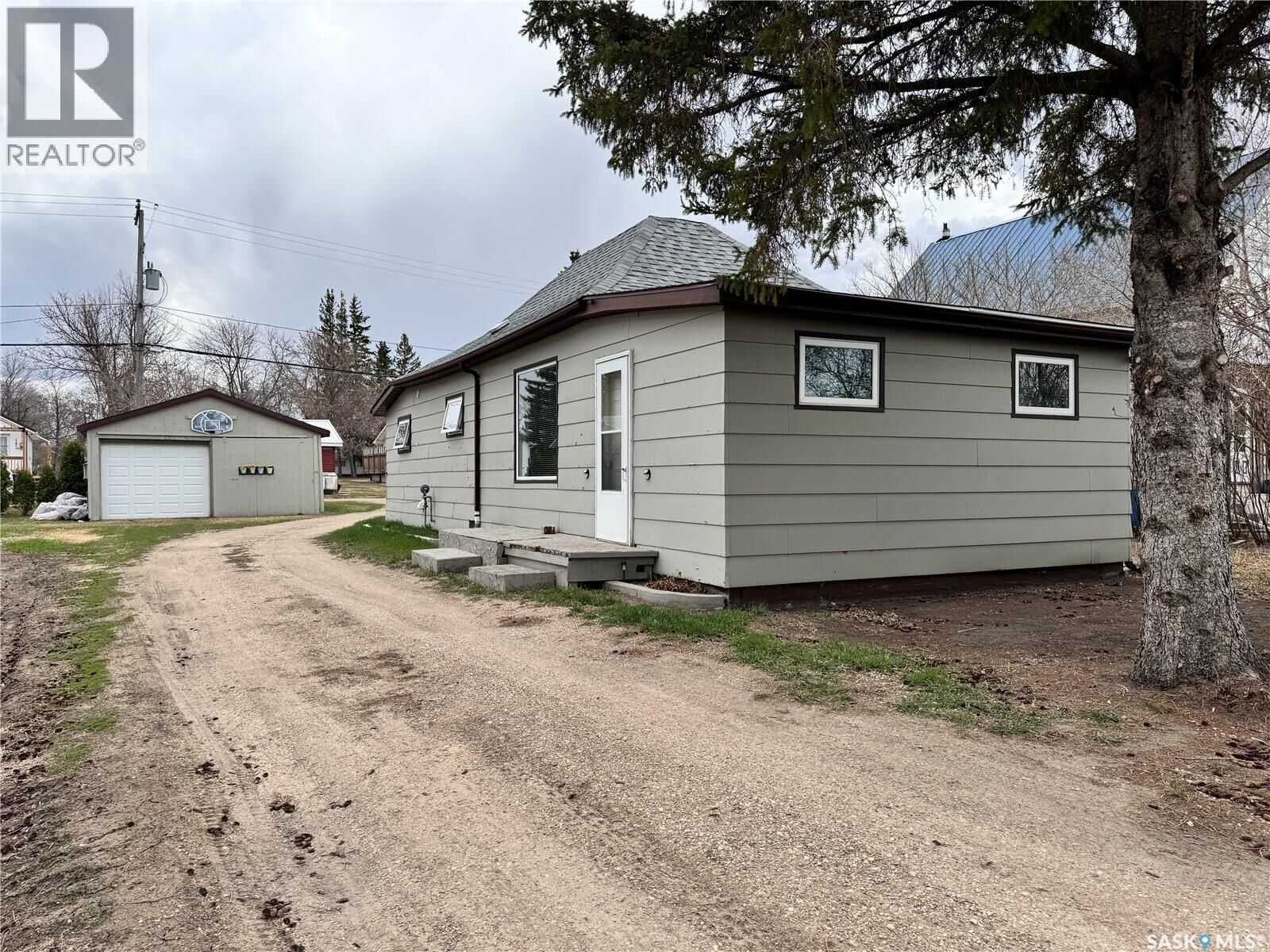 Property Photo:  309 A Avenue E  SK S0A 4T0 