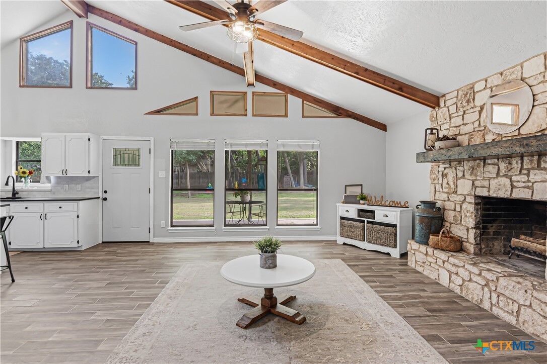 Property Photo: 122 Twin Oak Road TX 78155