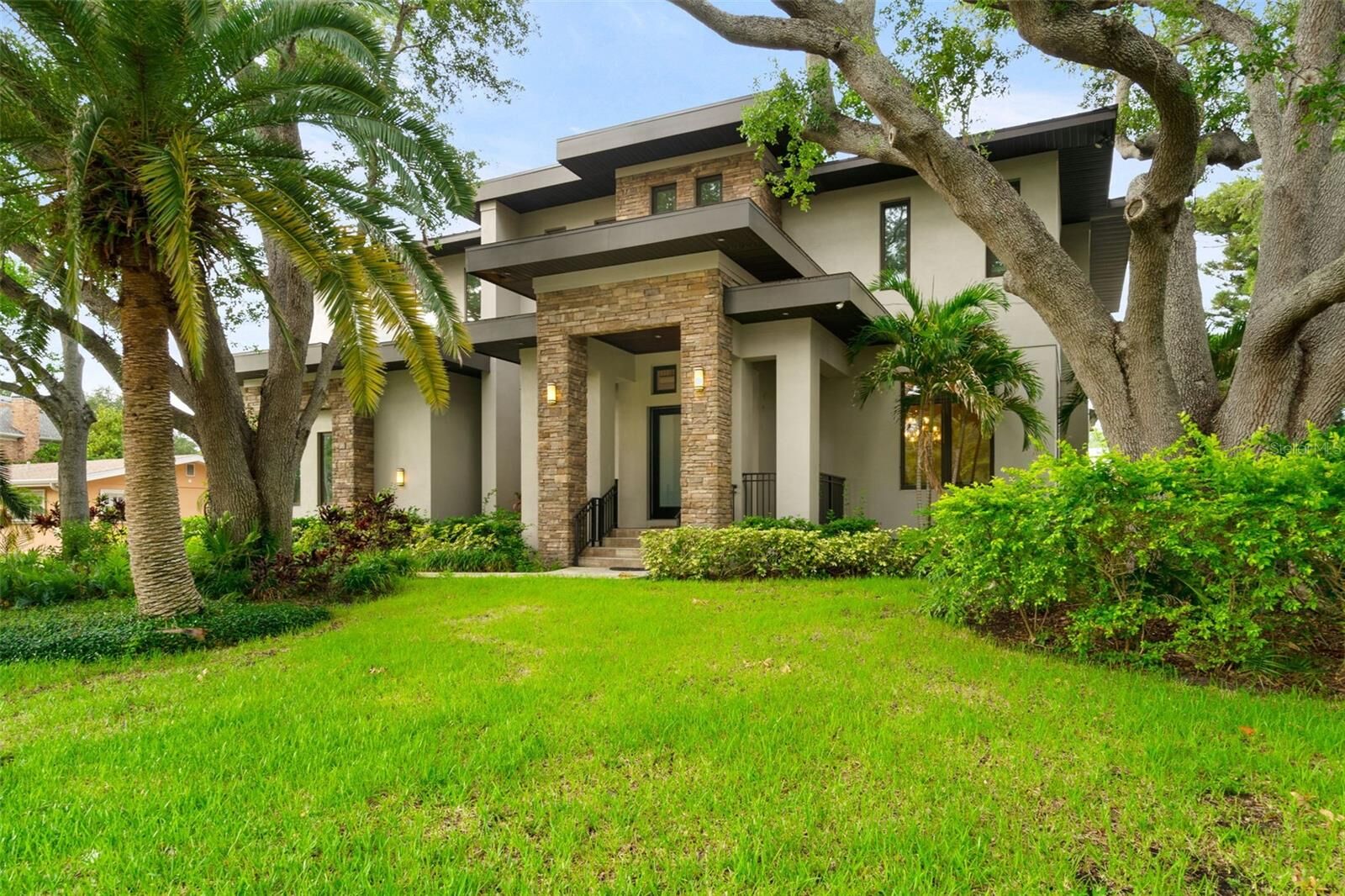Property Photo: 4905 W Spring Lake Drive FL 33629