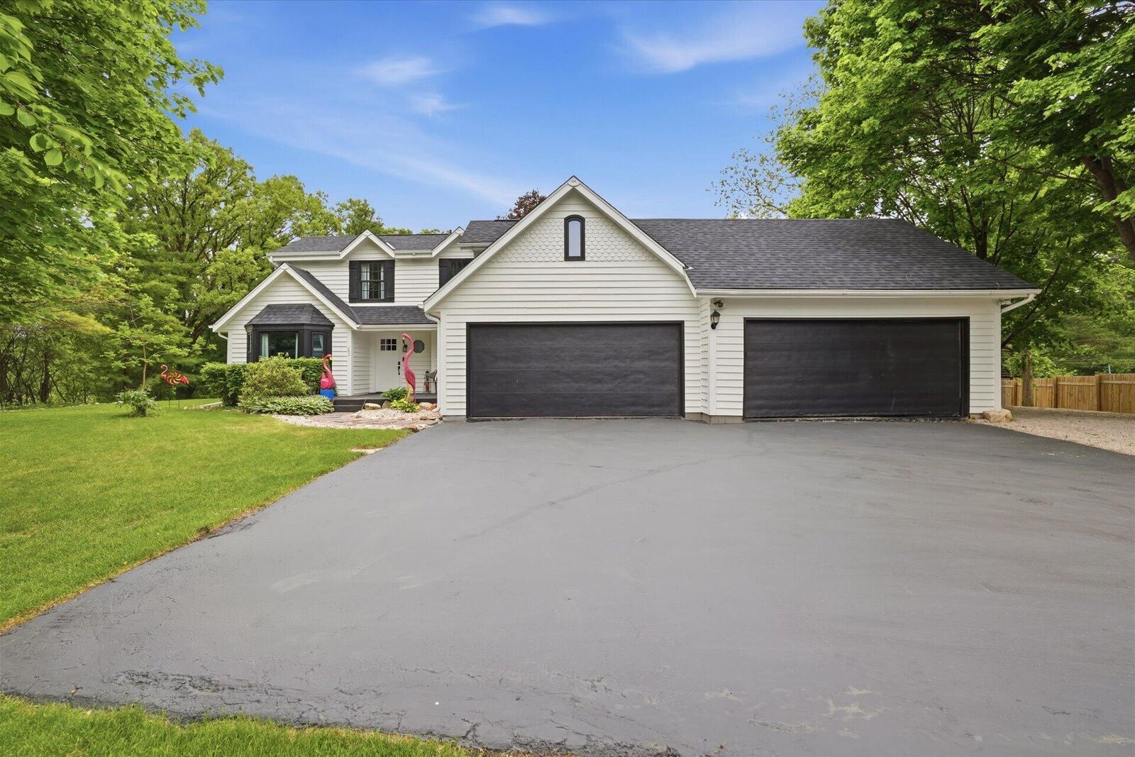 Property Photo:  423 Bron Derw Ct  WI 53183 