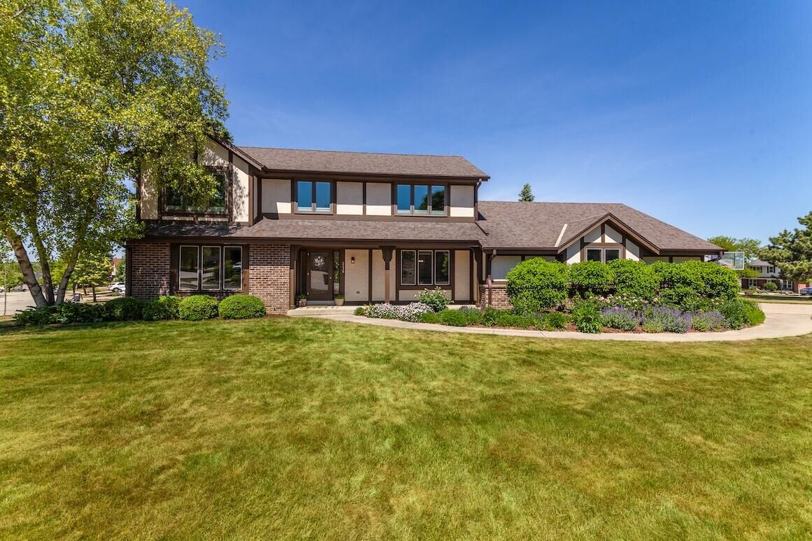 Property Photo:  2230 Stony Ridge Dr  WI 53189 