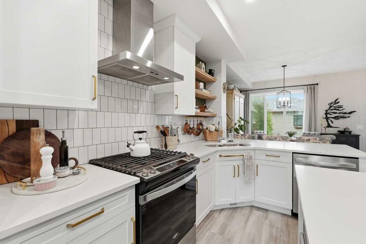 Property Photo:  7 Wolf Creek Drive SE  AB T2X 4W9 