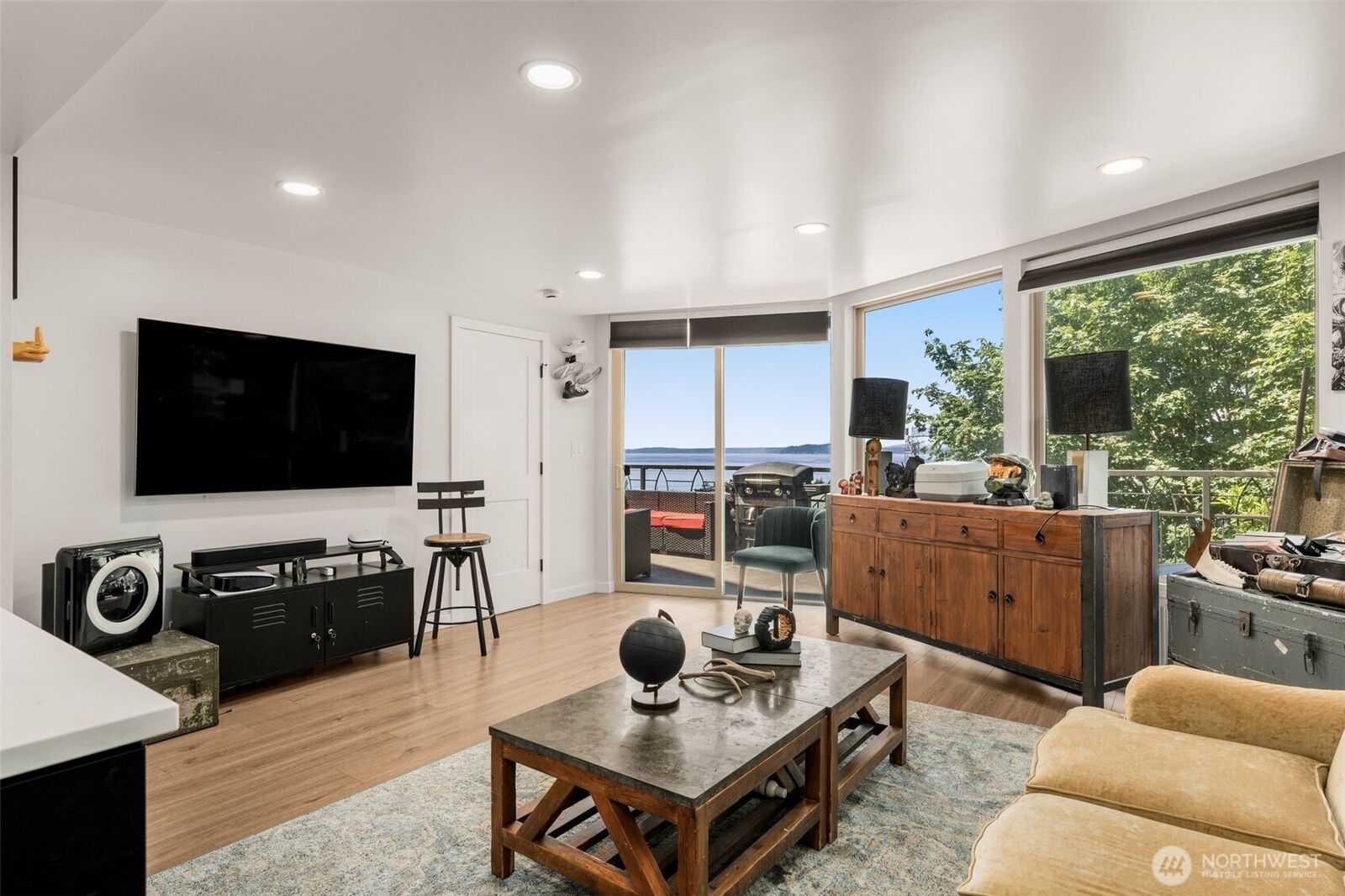 Property Photo: 507 W Mercer St 401 WA 98119