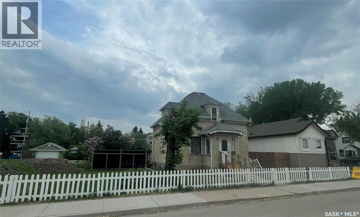 Property Photo:  419 18th Street W  SK S7L 1E4 
