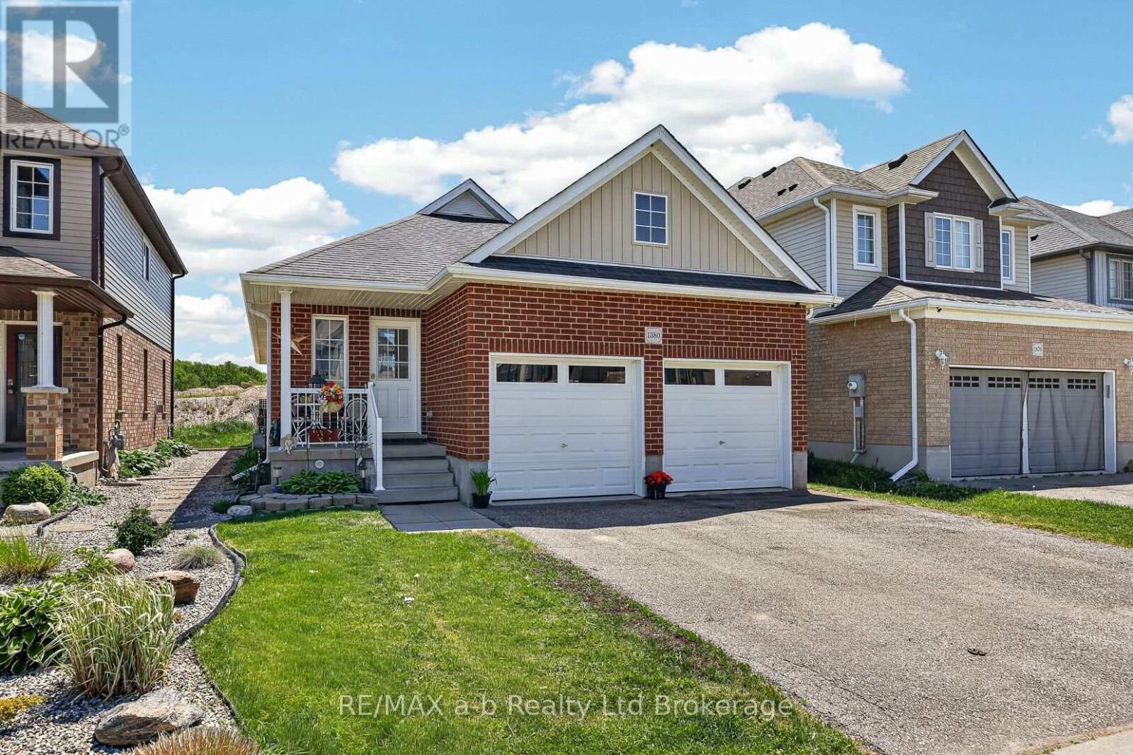 Property Photo:  1380 Caen Avenue  ON N4T 0J3 