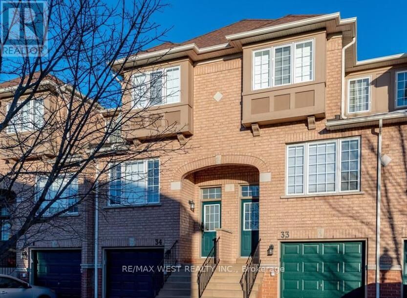 Property Photo:  3020 Cedarglen Gate 33  ON L5C 4S7 