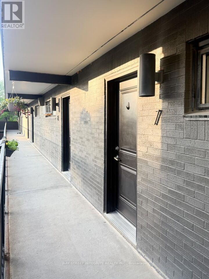 Property Photo:  678 Queen Street East Unit 7  ON M4M 1G8 