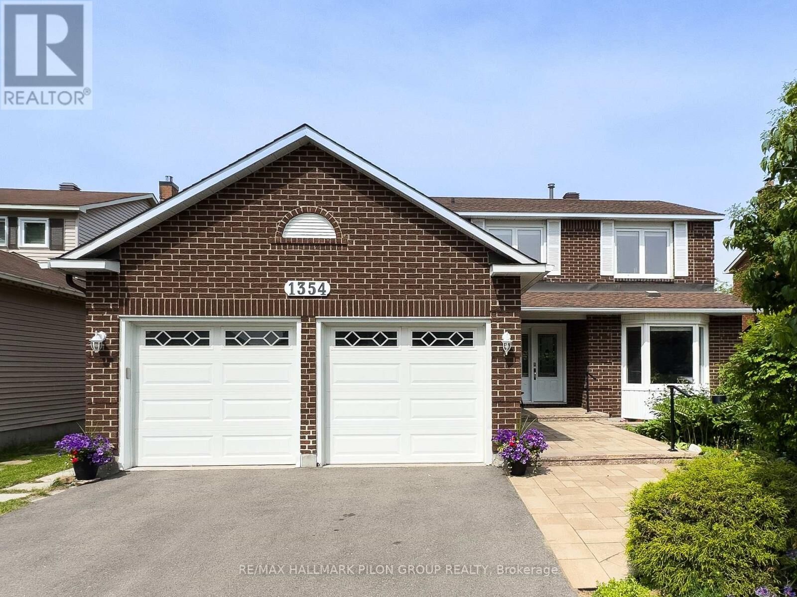Property Photo:  1354 Mountainside Crescent  ON K1E 3G5 