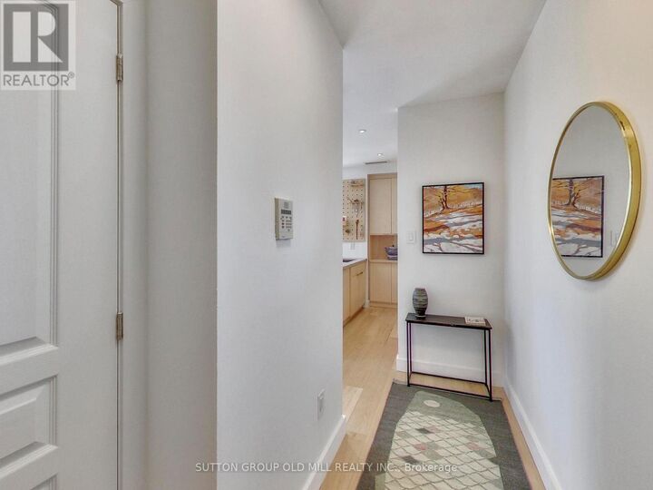 Property Photo:  2495 Dundas Street West 712  ON M6P 1X4 