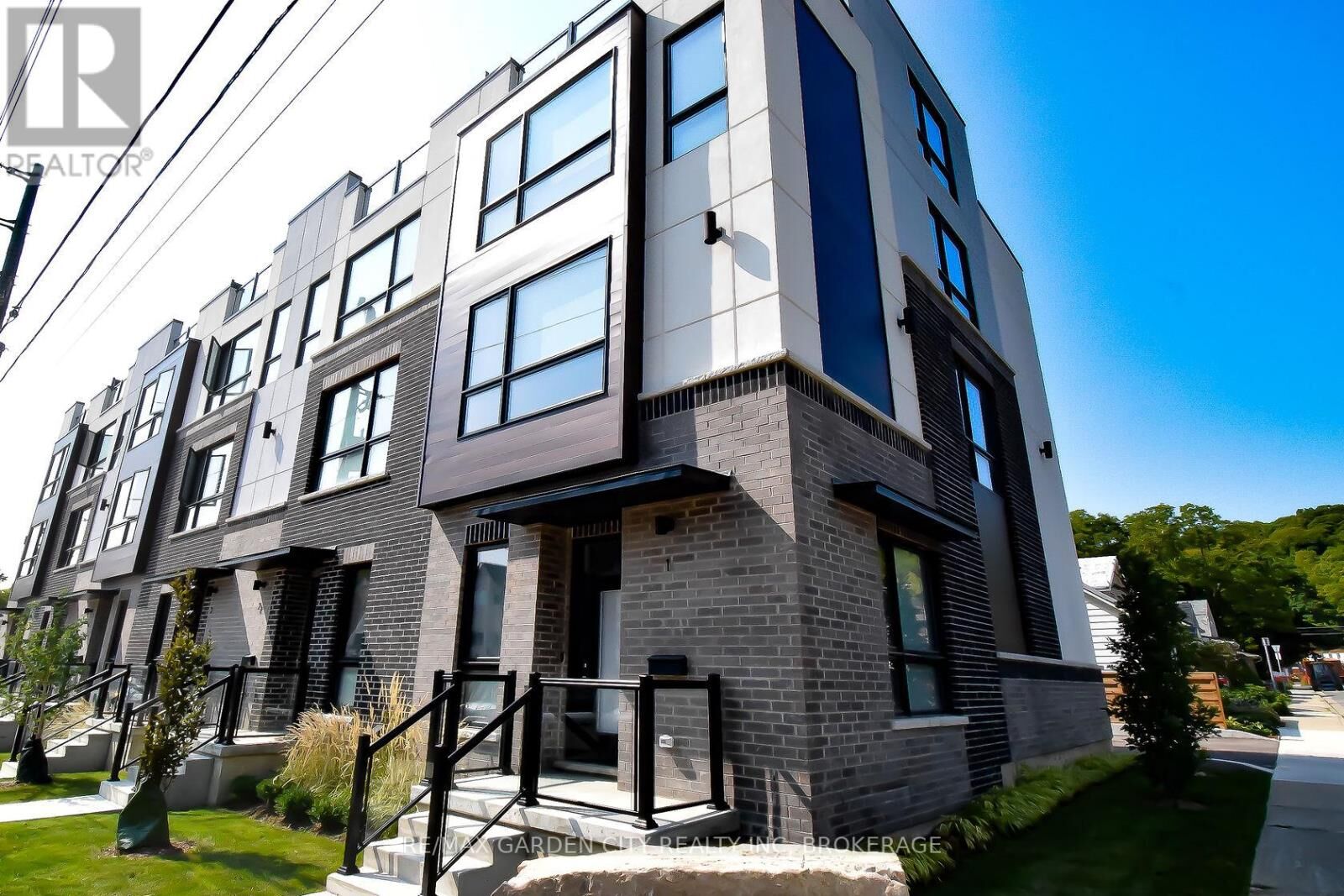 Property Photo:  2 Brock Street South 5  ON L9H 3G6 