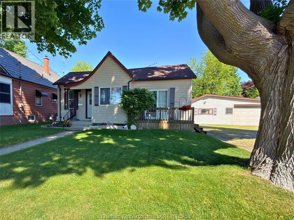 Property Photo:  141 Poplar Street  ON N7L 1K4 