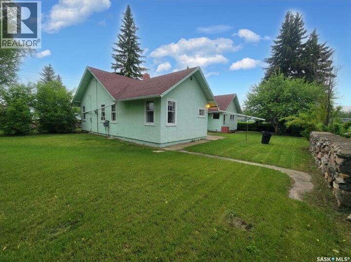 Property Photo:  106 Railway Avenue E  SK S0M 2C0 