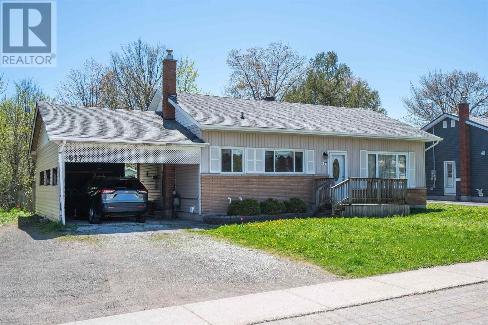 Property Photo:  617 McNabb St  ON P6B 1Z7 