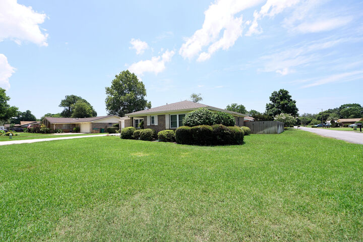 Property Photo:  208 Dumaine Court  FL 32547 
