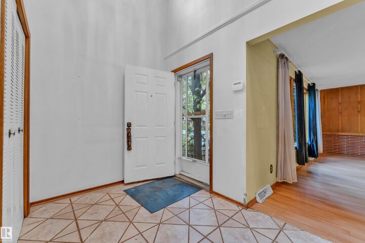 Photo de la propriété:  10819 54 Avenue NW  AB T6H 0T8 