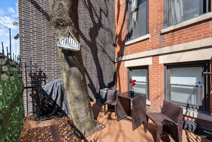 Property Photo: 1969 N Lincoln Avenue 1 IL 60614