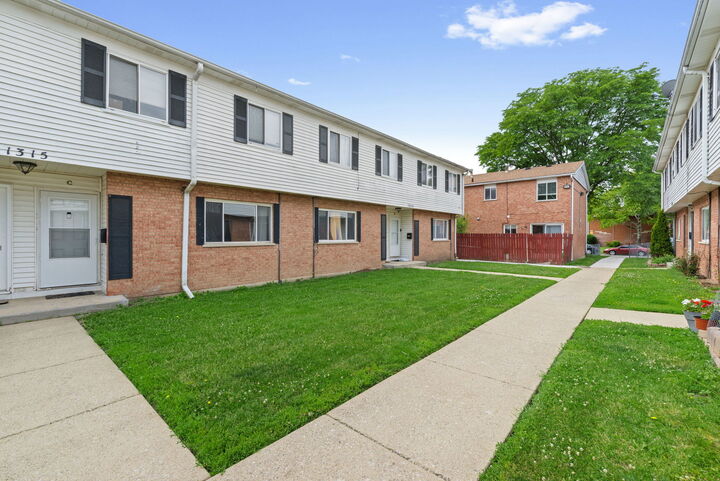 Property Photo:  1315 Monomoy Street C  IL 60506 
