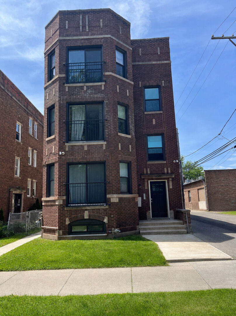 Property Photo: 6344 N Artesian Avenue 1 IL 60659