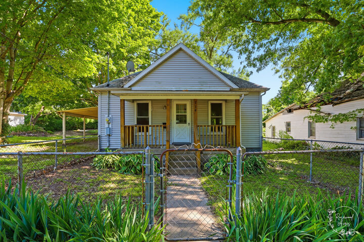Property Photo:  714 W South 9th Street  IL 62565 