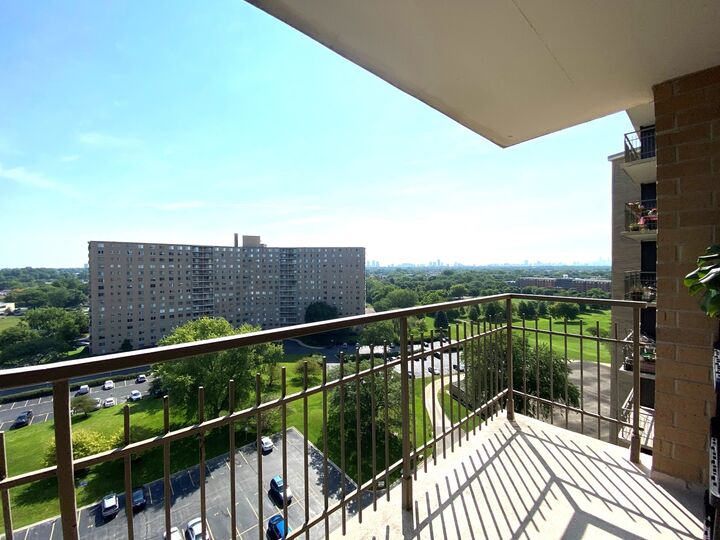 Property Photo:  7033 N Kedzie Avenue 1414  IL 60645 