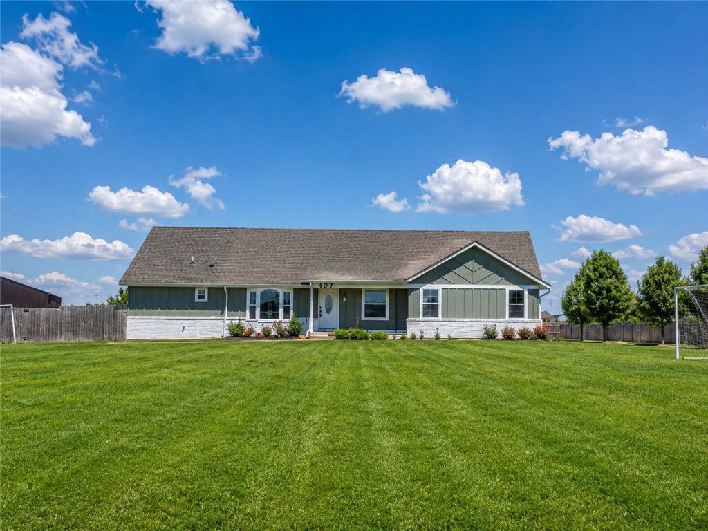 Property Photo:  407 Madison 7353  AR 72738 