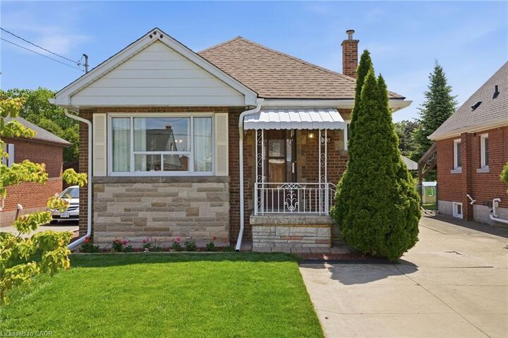 Property Photo:  133 Beland Avenue S  ON L8K 3T5 