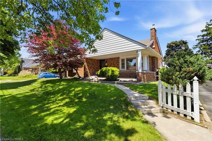 Property Photo:  134 Queensway Drive  ON N3R 4X3 