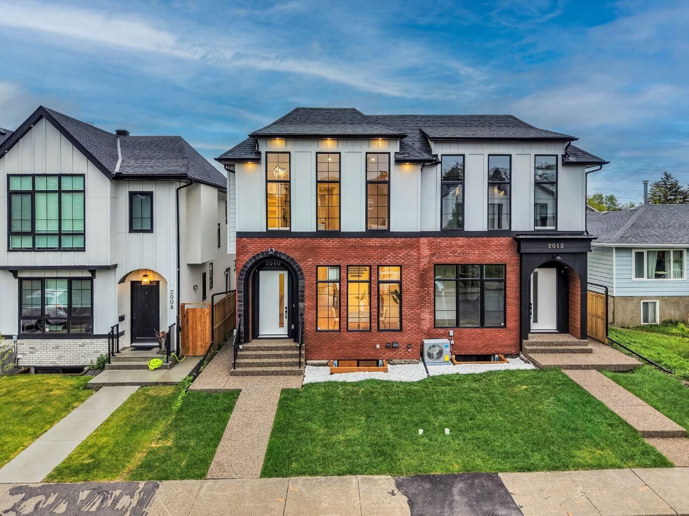 Property Photo:  2010 35 Street SW  AB T3E 2X6 