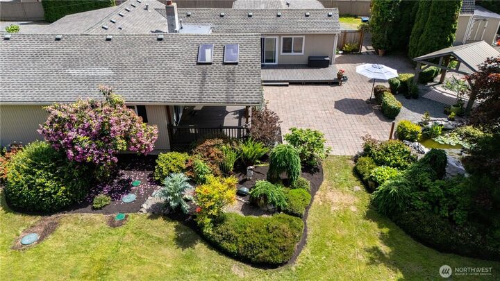 Property Photo:  1918 S Lake Stickney Dr  WA 98087 