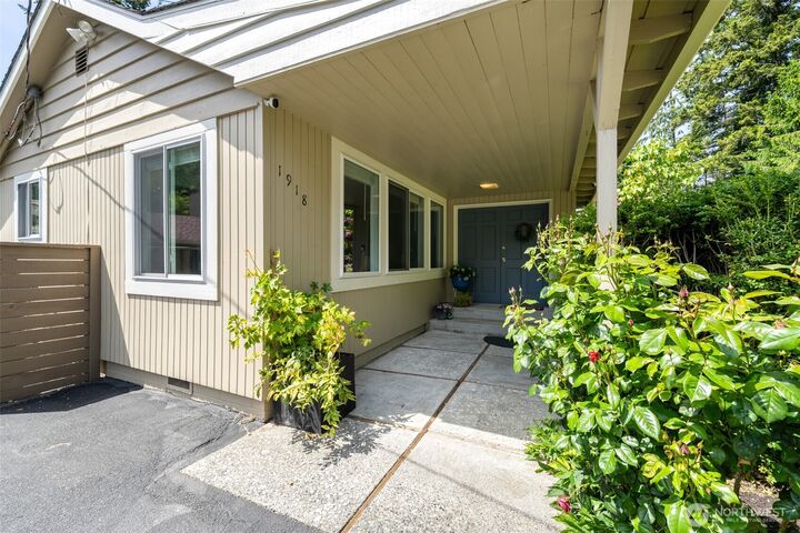 Property Photo:  1918 S Lake Stickney Dr  WA 98087 