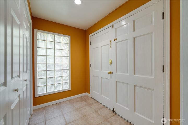 Property Photo: 1918 S Lake Stickney Dr WA 98087
