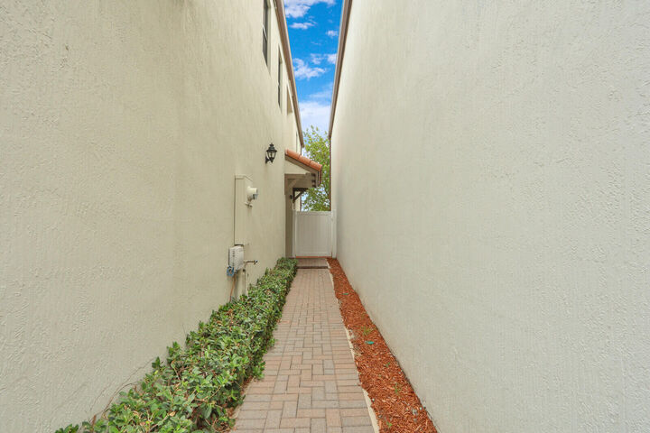 Property Photo: 4008 Sequoia Place FL 33410