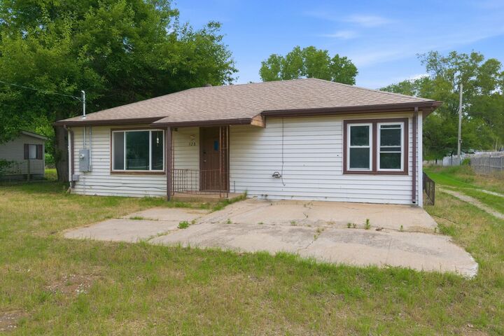 Property Photo:  528 E 79th St S  KS 67060 