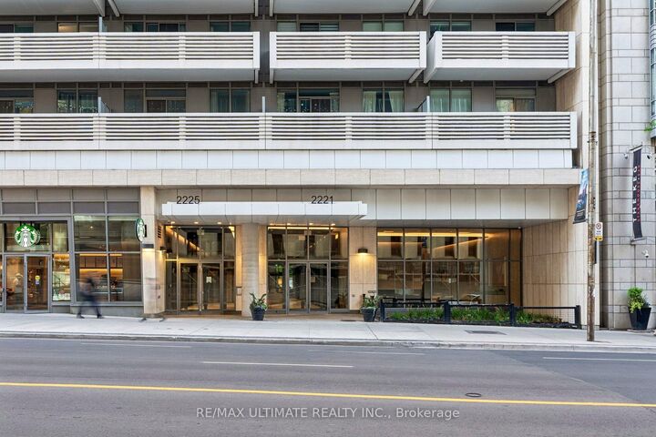 Property Photo: 2221 Yonge Street 3905 ON M4S 2B4