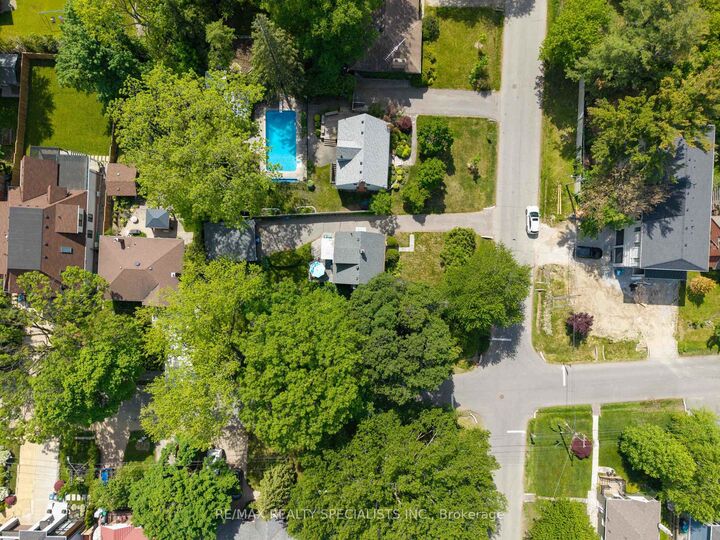 Property Photo: 1481 Garnet Avenue ON L5G 4C5