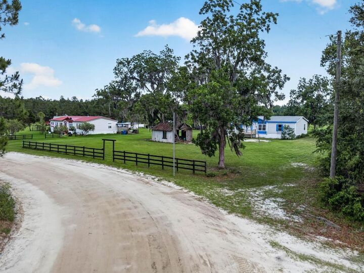 Property Photo: 18494 Broken Arrow Road FL 32046