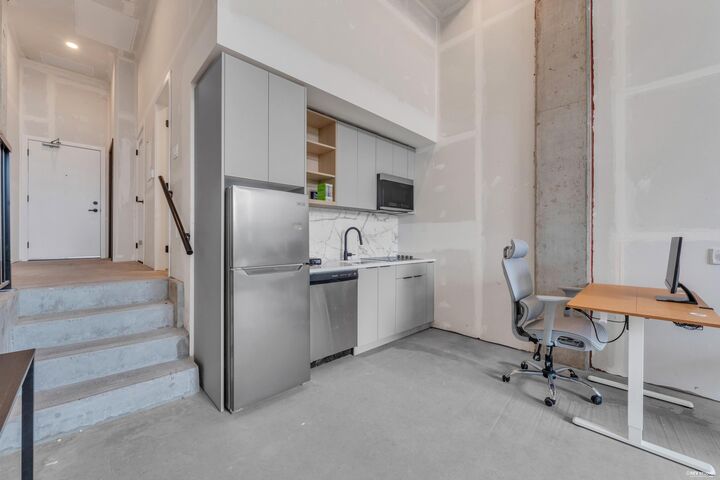Property Photo: 422 E 3rd Street 103/203 BC V7L 0K1
