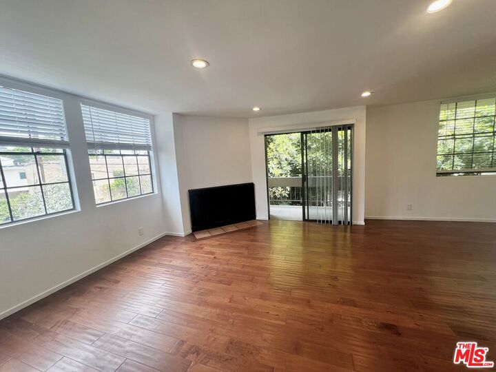 Property Photo:  750 N Kings Rd  CA 90069 