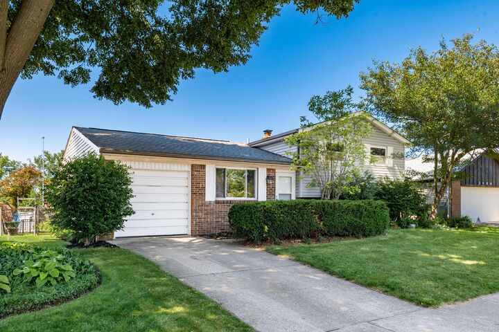 Property Photo:  2076 Queensbridge Drive  OH 43235 