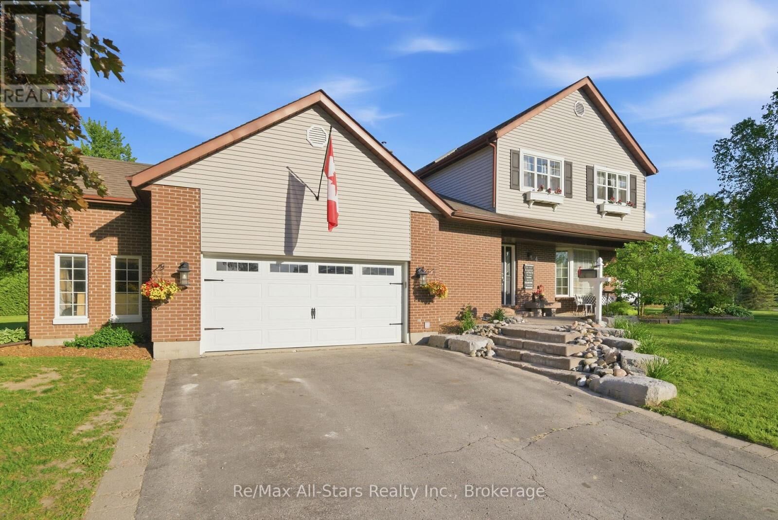 Property Photo:  4 Circle Drive  ON L9L 1N9 