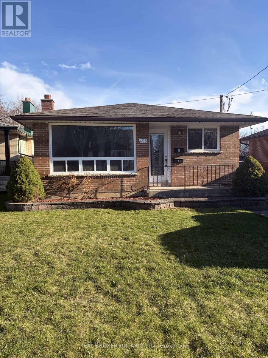 Property Photo:  653 Athol Street East Main  ON L1H 1M2 
