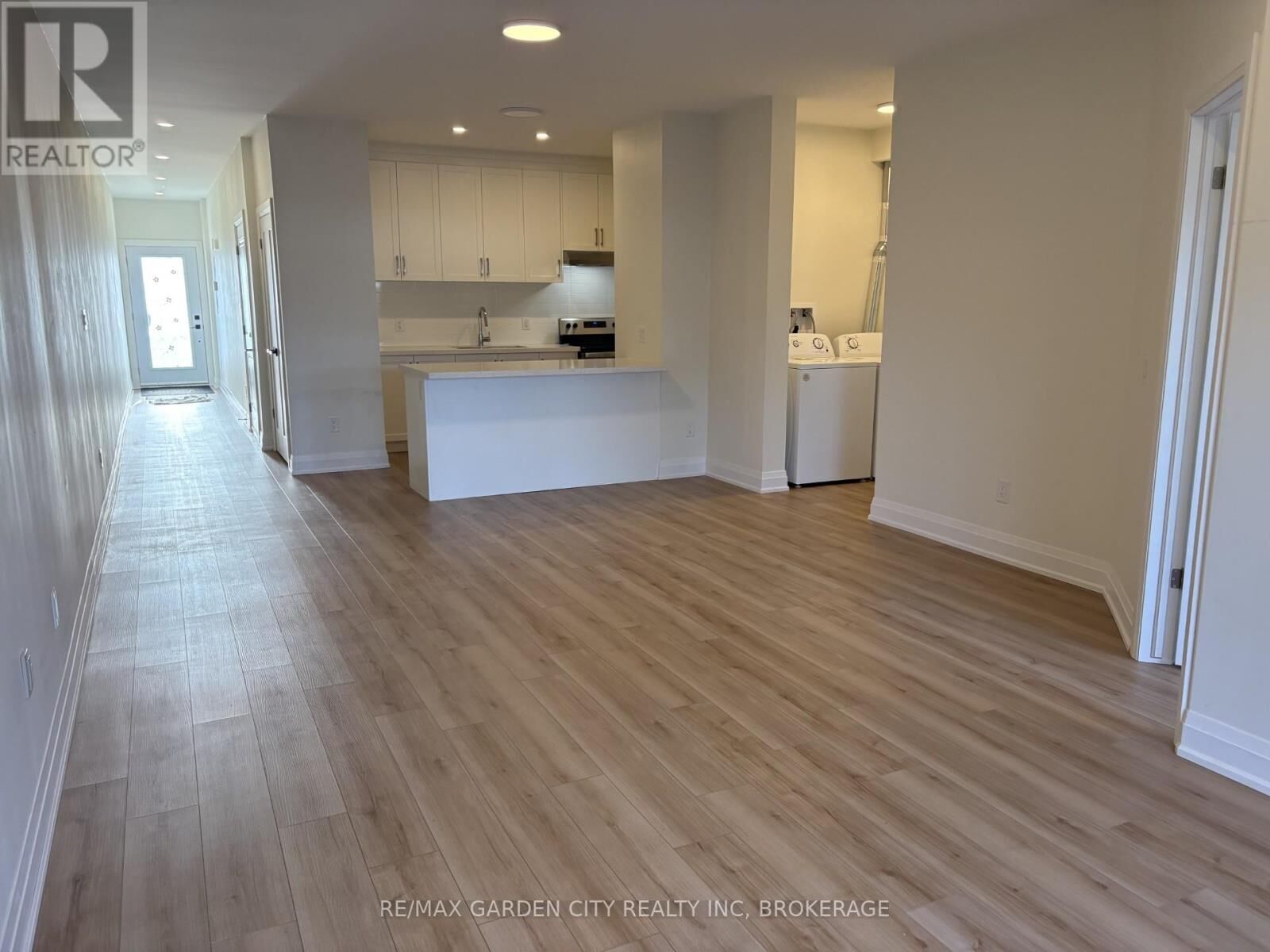 Property Photo:  103 Southworth Street North 103B  ON L3B 1Y7 