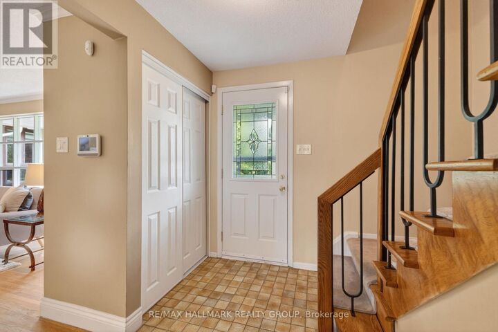 Property Photo:  2067 Woodglen Crescent  ON K1J 6G6 