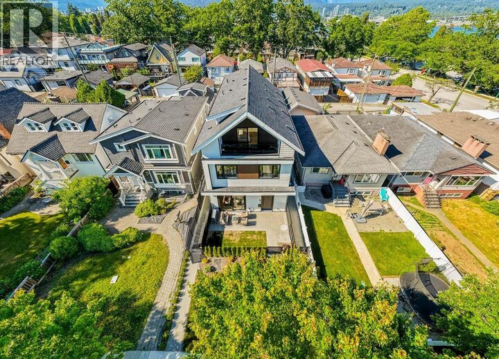 Photo de la propriété:  2875 Cambridge Street 1  BC V5J 3Z1 