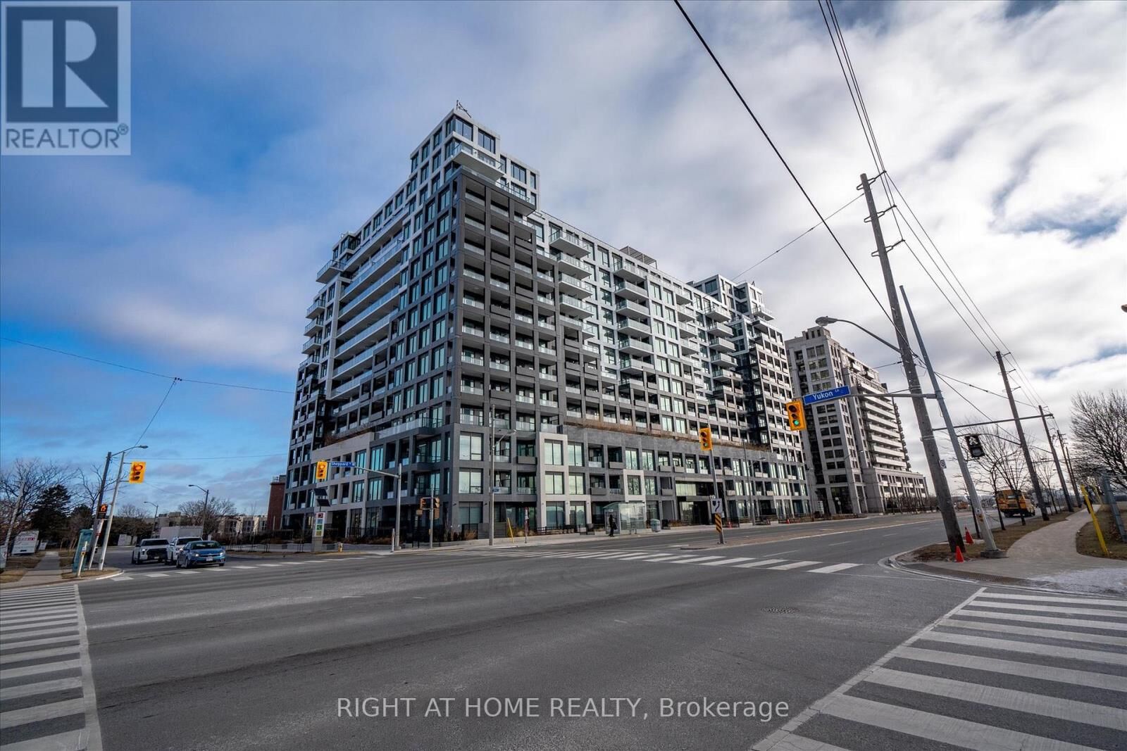 Property Photo: 1100 Sheppard Avenue West Lph12 ON M3J 0H1