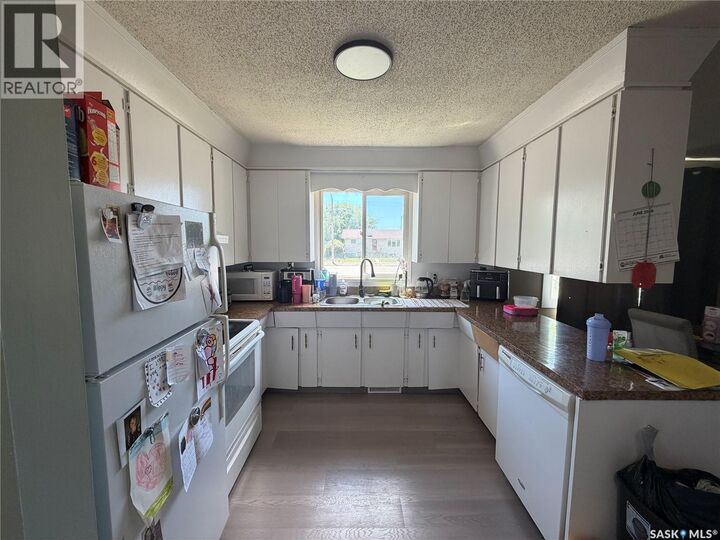 Property Photo:  625 4th Street  SK S4A 0V4 