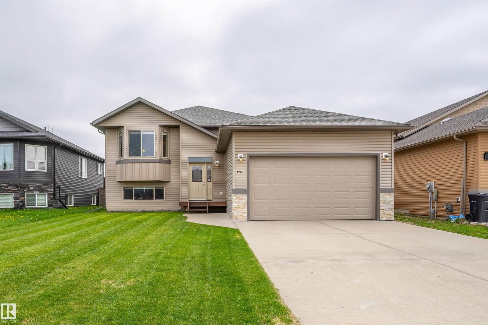 Property Photo:  4923 58 Avenue  AB T9M 0E7 