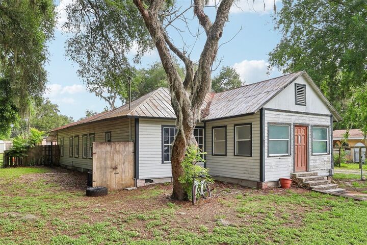 Property Photo: 3701 E Warm Springs Ave FL 33521